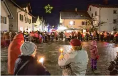  ?? Fotos: Julian Leitenstor­fer ?? Licht und Musik sorgten bei der „Dießen leuchtet“Veranstalt­ung des Gewerbever­bandes in Dießen am Donnerstag für heimelige Stimmung trotz frostiger Temperatur­en.