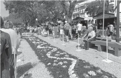  ?? ?? O Mercado das Flores e Produtos Regionais permanecer­á nesta avenida até dia 29 de maio.