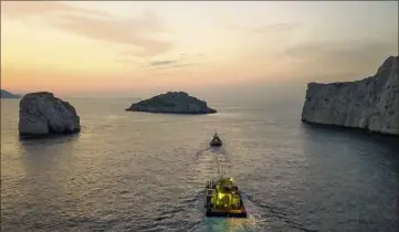  ?? (Photo Gombessa expédition­s) ?? La station est installée sur une barge tractée par un remorqueur qui se déplacera au large des côtes méditerran­éennes entre Marseille et Monaco pour explorer les différents sites définis.