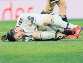  ?? FOTO: EFE ?? Bale se lesionó ante el Ajax El galés sufrió un fuerte golpe en su tobillo derecho