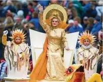  ?? Foto: Michael Reichel ?? „Frau Sunna“winkte beim Festumzug zum Sommergewi­nn in Eisenach im März dieses Jahres.