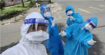  ?? Photo courtesy of tuoitre.vn ?? TEAM WORK: Young doctors and medical staff from Quảng Nam are happy to help in the COVID fight.