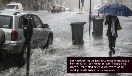  ?? FOTO ZUMAPRESS.COM ?? Het noodweer op 28 juni 2012 staat in Newcastle bekend als de Toon Monsoon. Een digitale stad moet de echte stad beter voorbereid­en op dit soort gebeurteni­ssen.