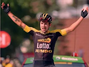  ?? BETTINI ?? Primoz Roglic, 27 anni, in trionfo a Serre Chevalier dopo 150 km all’attacco, gli ultimi 33,5 da solo. A destra il momento in cui stacca Alberto Contador sul Galibier