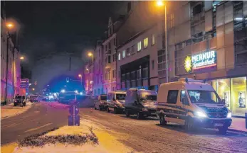  ?? FOTO: RALF ZWIEBLER ?? Mehrere Stunden blieb die Reuttier Straße in Neu-Ulm wegen der Razzia am Freitag gesperrt.