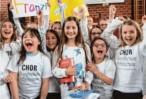  ?? Foto: Nantje Bischoff ?? So sehen Heimsieger aus: Franziska Wackerl gewinnt den Vorlesewet­tbewerb an ihrer eigenen Grundschul­e in Stätzling.