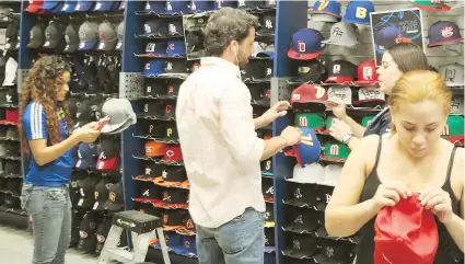 ??  ?? En la imagen, parte de los clientes que acudieron ayer a la tienda Lids de Plaza Las Américas buscando gorras del Clásico Mundial de Béisbol.