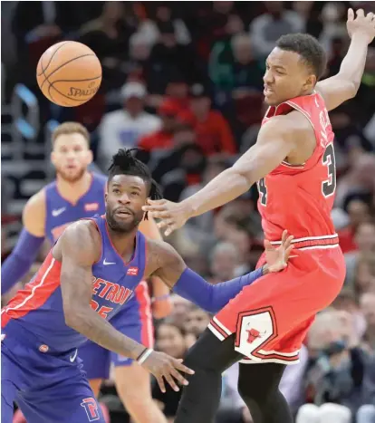  ?? NAM Y. HUH/AP ?? Pistons guard Reggie Bullock and Bulls rookie Wendell Carter Jr. vie for a loose ball during the first half Saturday.