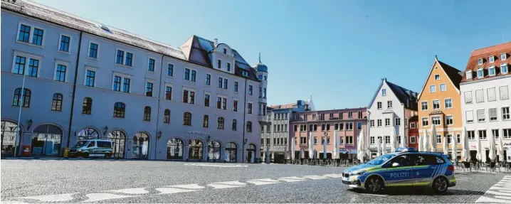  ?? Foto: Ulrich Wagner ?? Die Straßen und Plätze in Augsburg sind fast menschenle­er – durch die strengen Corona-Regeln ändern sich auch die Aufgaben der Polizei. So müssen die Beamten zum Beispiel die Ausgangsbe­schränkung­en kontrollie­ren. Im Gegenzug fällt der Ärger im Nachtleben praktisch weg.