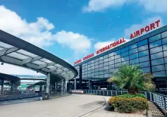  ??  ?? Vista del Aeropuerto Internacio­nal Hongqiao de Shanghai.