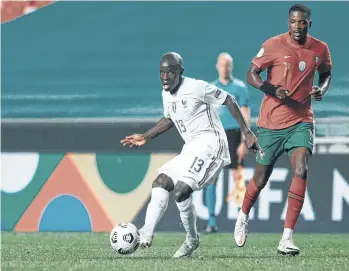  ?? /EFE. ?? Con su gol en el minuto 53, N’Golo Kanté (izq.) metió a Francia a la fase final.