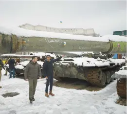  ?? UKRAINIAN PRESIDENTI­AL PRESS OFFICE ?? Ukrainian President Volodymyr Zelenskyy, left, and British Prime Minister Rishi Sunak examine a captured Russian tank Saturday in Kyiv.