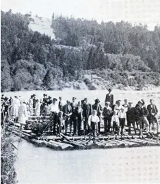  ?? Foto: Helmut Schmidbaue­r ?? Ein Vergnügung­sfloß, das 1928 in Schongau unterwegs war. Zu sehen im Flößermu seum in Lechbruck.