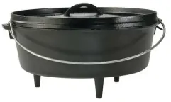  ??  ?? A camp Dutch oven di ers from others in that it has integral legs and a raised lip around the lid.