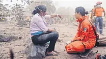  ??  ?? Eufemia García, de 48 años, quien perdió a 50 miembros de su familia en la erupción del Volcán de Fuego, con una integrante de los Topos de México.