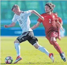  ?? FOTO: DFB/GETTY IMAGES ?? Die deutsche U16-Junioren-Nationalma­nnschaft (links Marvin Weiß im Länderspie­l gegen Portugal) gastiert am 24. März zu einem Länderspie­l gegen Italien in Biberach.