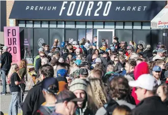  ?? JEFF MCINTOSH/THE CANADIAN PRESS ?? Hundreds of people line up to purchase legal cannabis.