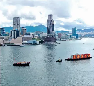  ??  ?? 1 de julio de 2020. Más de 100 barcos de pesca en el puerto de Victoria celebran el aniversari­o del retorno de Hong Kong a la patria y la aprobación de la ley de seguridad nacional de Hong Kong.