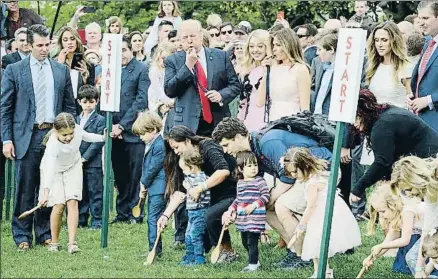  ?? OILIVIER DOULIERY / EFE ?? El presidente Trump y su esposa dan la salida a la tradiciona­l carrera de los huevos de Pascua