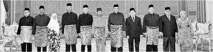  ??  ?? TheYang di-Pertuan Agong,Tuanku Abdul Halim Mu’adzam Shah with Chief JusticeTun Arifin Zakaria (fifth left) and the recipients of the instrument­s of appointmen­t Zaharah (third left), Zamani (third right),Vazeer Alam (second left) and Douglas Cristo...