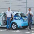  ??  ?? Vorbildlic­h: Bürgermeis­ter Ralf Fahrländer (rechts) kommt mit dem E-Auto der Gemeinde Aldingen.