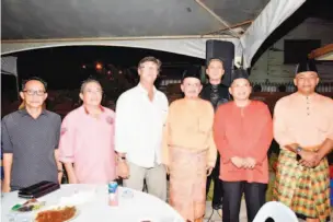  ??  ?? JUHARI bersama Datuk James Wong, Azman Mastar dan tetamu yang lain.