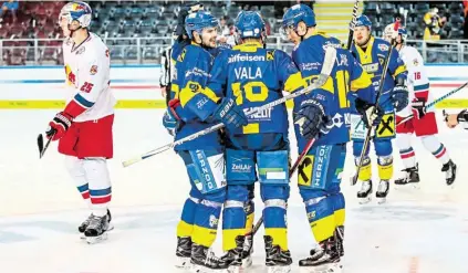  ?? BILD: SN/GEPA ?? Die Eisbären aus Zell gewannen im September im Volksgarte­n gegen die Red Bull Juniors mit 4:2.