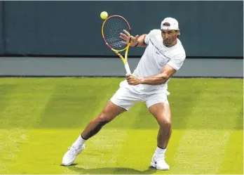 ?? FOTO: STEVEN PASTON/DPA ?? Rafael Nadal aus Spanien während des Trainings auf dem heiligen Rasen von Wimbledon in Aktion: Der Spanier will es bei dem am Montag beginnende­n Tennisturn­ier noch einmal wissen.