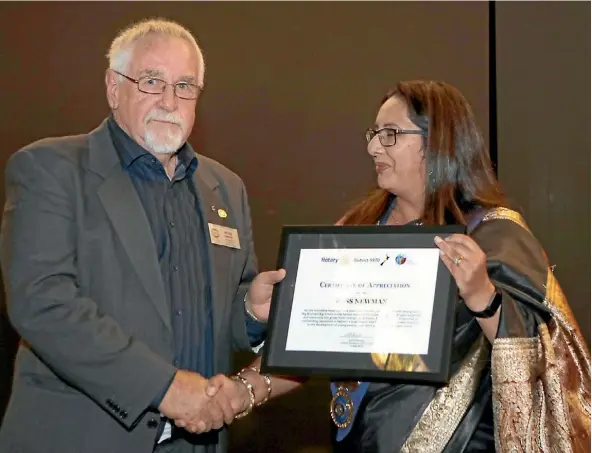  ?? MARTIN DE RUYTER/ STUFF ?? Sarita McLean, Rotary District Governor presents Ross Newman with a Certificat­e of Appreciati­on for Newman’s work with the Big Brothers Big Sisters mentoring programme.