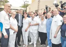  ??  ?? El presidente Mario Abdo Benítez (de traje) visitó ayer la sede del Hospital de Trauma. Sonríe el ministro Julio Mazzoleni (izq.).