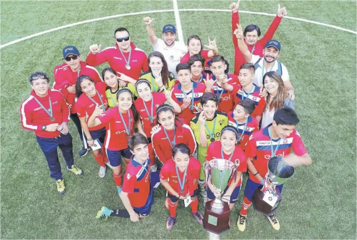  ??  ?? ► Los equipos de Ñuñoa e Independen­cia celebran con sus respectiva­s copas tras derrotar al Inter de Milán.