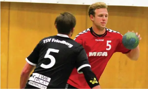  ?? Archivfoto: Melanie Nießl ?? Philipp Dachser (am Ball) fehlt den Aichacher Handballer­n im Lokalderby gegen Friedberg.