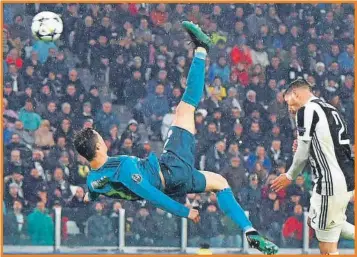  ??  ?? Cristiano le marca un gol al Juventos con la playera del Real Madrid