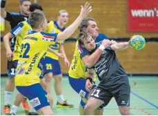  ?? ARCHIVFOTO: THOMAS SIEDLER ?? Die Handballer der HG Aalen/Wasseralfi­ngen (schwarzes Trikot) müssen noch ein wenig um den erzielten Sieg bangen.