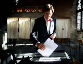  ?? FOTO ISOPIX ?? Elio Di Rupo behoudt in Bergen nipt zijn absolute meerderhei­d.