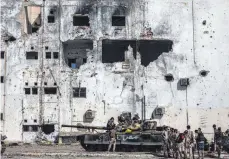  ?? FOTO: MANU BRABO/DPA ?? Die Front im libyschen Bürgerkrie­g verläuft bei der Küstenstad­t Sirte – dort herrscht derzeit Ruhe. Die Konfliktpa­rteien hatten sich auf einen Waffenstil­lstand geeinigt.