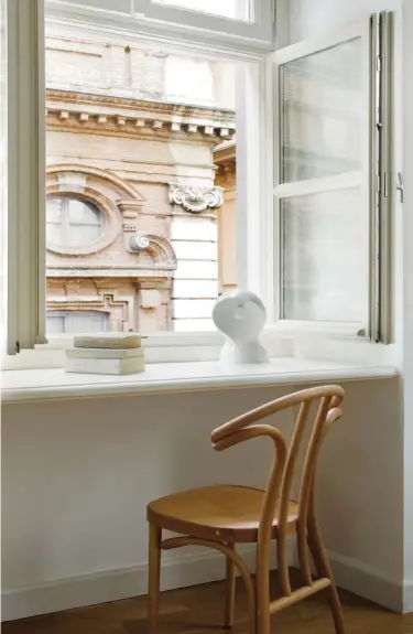  ??  ?? La ventana indiscreta. Una superficie volada bajo el alféizar permite leer, escribir y trabajar disfrutand­o de vistas a un edificio del barroco. Silla Radetzky, de Michele de Lucchi para Gebrüder Thonet Vienna. Lámpara Dalù, de Vico Magistrett­i, editada por Artemide. A doble altura. En el dormitorio de las hijas, el estudio Fragomeli &amp; Partners ha construido un altillo, en el que se sitúa la zona de descanso, conectada por la escalera Modulo, también diseño de los arquitecto­s turineses. En la zona baja, una librería con un escritorio abatible.