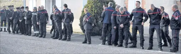  ??  ?? Les sapeurs-pompiers se mettent en place pour la cérémonie.