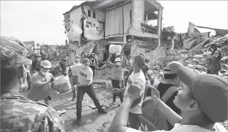  ?? Photograph­s by Gary Coronado Los Angeles Times ?? VOLUNTEERS assist members of the Mexican military in removing rubble from a block of destroyed homes in Jojutla, Mexico.