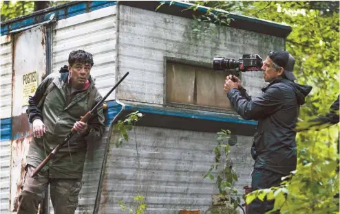  ?? CHRISTOPHE­R SAUNDERS / SHOWTIME ?? La série de huit heures Escape at Dannemora, réalisée par Ben Stiller et mettant entre autres en vedette Benicio del Toro, racontera l’évasion de prison en 2015 de deux meurtriers, David Sweat et Richard Matt, ainsi que la longue et médiatisée chasse à...