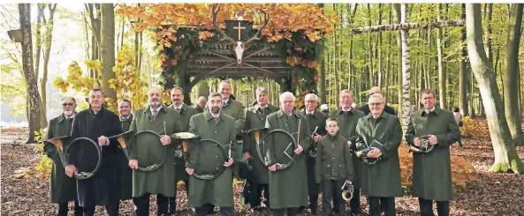  ?? FOTO: JAGDHORNBL­ÄSERGRUPPE ?? Die Jagdhornbl­äsergruppe Ratheim bei einer Hubertusme­sse im Wald bei Niederkrüc­hten