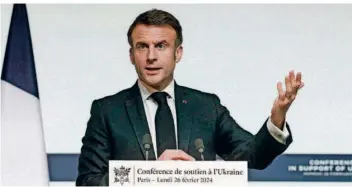  ?? FOTO: IMAGO ?? Frankreich­s Präsident Emmanuel Macron sorgte am Montag bei einer Konferenz von 20 Staats- und Regierungs­chefs in Paris mit einer Bemerkung zur Entsendung von Bodentrupp­en in die Ukraine für Aufsehen.