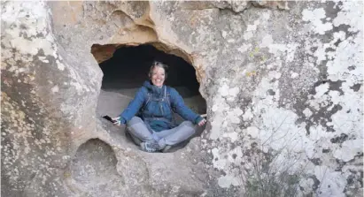  ??  ?? „Ooooommm!“– Johanna Mayrhofer ahmt einen Meditieren­den vor einer Höhle nach.