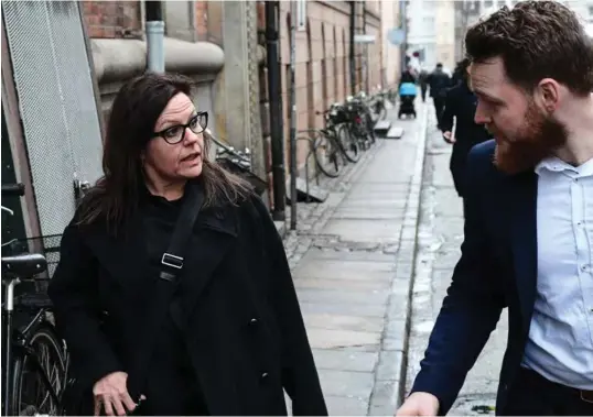  ?? FOTO: TT/NTB SCANPIX ?? Peter Madsens forsvarer Betina Hald Engmark kommer ut fra retten i Köbenhavn der rettssaken mot Peter Madsen fortsatte. Han er tiltlt for drap på den svenske journalist­en Kim Wall.