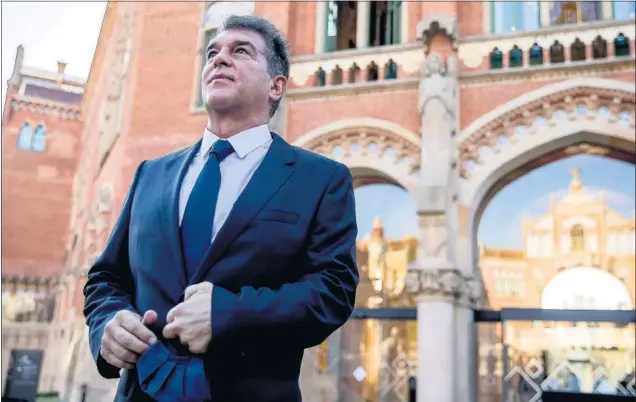  ??  ?? Joan Laporta, el día que anunció su candidatur­a a la presidenci­a del Barça en el hospital de Sant Pau.