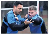  ??  ?? ARM UP FOR IT! Te’o battles with Owen Farrell in training