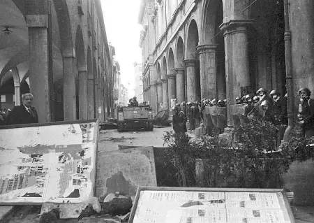  ?? Giorni neri ?? I carrarmati in piazza Verdi mandati dall’allora ministro Cossiga dopo i tumulti seguiti all’uccisione di Francesco Lorusso