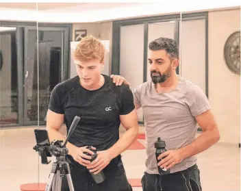  ?? FOTO: NISCHE CREATIVE ?? Der ehemalige Geräteturn­er Hagen Richter (l.) und der Facharzt für Plastische und Ästhetisch­e Chirurgie Murat Dagdelen beim Training im Kineto in Meerbusch