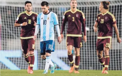  ?? AFP ?? El delantero Lionel Messi salió cabizbajo luego del empate 1-1 entre la selección de Argentina y Venezuela en la fecha 16 de la eliminator­ia de la Conmebol. La Albicelest­e sigue en peligro de eliminació­n.