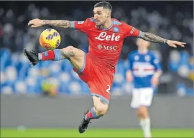  ?? ?? Politano intenta controlar el balón en un partido con el Nápoles.